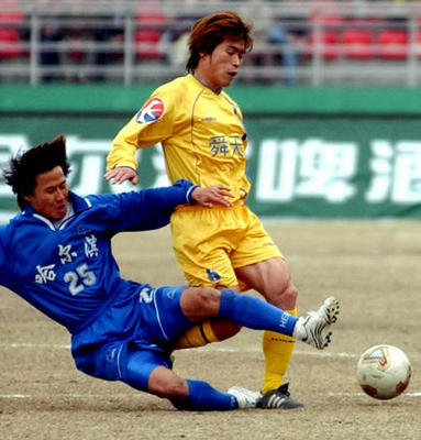 甲B-兰格1-0舜天 翟国宾侧身飞铲葛勇(图文)