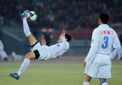 图文-[中超]北京国安1-1江苏舜天 秦升倒钩传球_国内足坛-甲A_NIKE新浪竞技风暴_新浪网