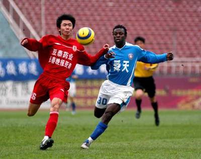 图文:足协杯-舜天5比0横扫亚泰 吉尔博特拼抢