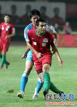 建业边翼突破舜天国脚防线,门前混战险酿破门危机